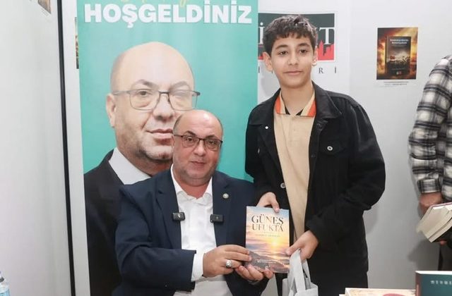 Başkan Mehmet Akpınar, Kitap Fuarında Eserlerini Okurları İçin İmzaladı