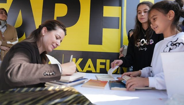 Şermin Yaşar, Kitap Fuarı’nda Okurlarıyla Buluştu