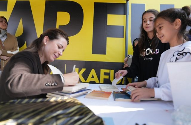 Şermin Yaşar, Kitap Fuarı’nda Okurlarıyla Buluştu
